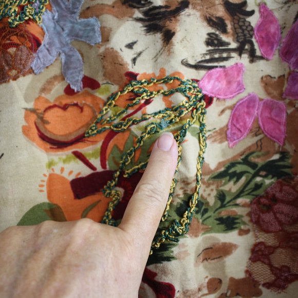 Multi Color and Embellished V-Neck Top Size M - Picture 8 of 9